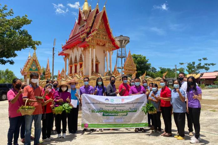 องค์การบริหารส่วนตำบลหนองแวง พร้อมด้วยชาวบ้านหนองช้าง หมู่ที่ 5 ต.หนองแวง ต้อนรับ ผู้อำนวยการส่วนสิ่งแวดล้อมและคณะดำเนินงานโครงการส่งเสริมพัฒนาการจัดการสิ่งแวดล้อมในศาสนสถาน ปี พ.ศ.2564