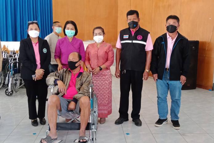 พิธีมอบรถเข็น(วีลแชร์) โครงการร้อยเอ็ดปันสุขบำบัดทุกข์ให้คนพิการด้วยวีลเเชร์ โดยสำนักงานพัฒนาสังคมและความมั่นคงของมนุษย์จังหวัดร้อยเอ็ด ได้รับอนุมัติโครงการร้